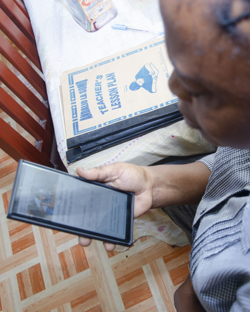 Adrian akitazama Global Deafblindness Resource Hub kwenye simu yake.